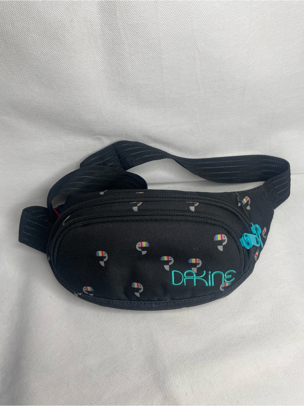 Dakine Hip Pack Rainbow Toucan Fanny Pack Black Adjustable Straps Pockets Clips